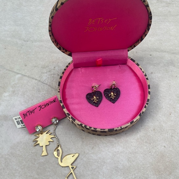 Betsey Johnson blanket and earring set - Picture 4 of 16